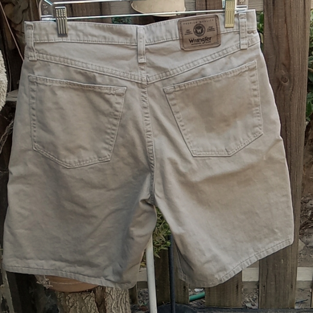 Men's Wrangler shorts khaki color which is beige size 32 relaxed fit